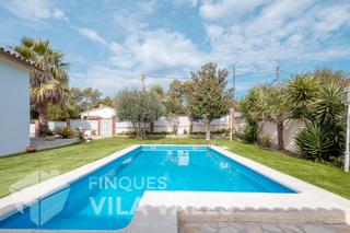Chalet  Calle c de llançà. Casa con jardín, piscina y porche rodeada de absoluta tranquilid