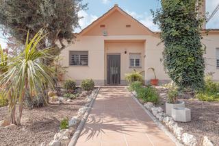 Chalet  C perdiu. Casa con jardín, piscina y espacios amplios en venta