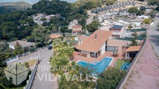 Chalet  C del castanyer. Casa con jardín, piscina y vistas a la montaña