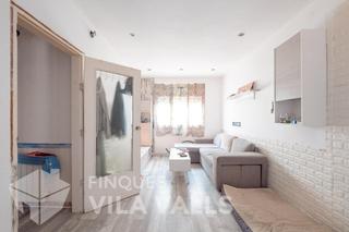 Duplex  C de l'hospital. Piso dúplex con vistas al pueblo y espacios versátiles