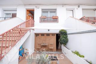 Casa adosada  Calle vinyetes. Casa de pueblo totalmente reformada con 2 pk y patio