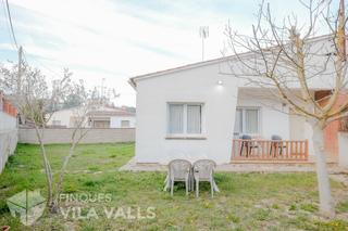 Casa a Castellterçol. Casa en una sola planta, en casco urbano, con jardín plano y pk