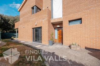 Chalet  Av castell de montbui. Espectacular chalet de obra vista con jardín y garaje en saulons