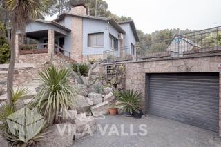 Chalet à Bigues i Riells del Fai. Casa en planta con jardín y garaje en riells