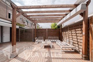 Reihenhaus in Palau-solità i Plegamans. Exclusivo chalet apareado con acabados de lujo