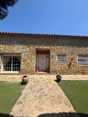 Rent House in Sentmenat. Casa con piscina de una sola planta en sentmenat
