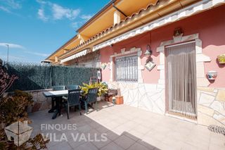 Chalet  C del pi gros. Casa apareada con terrazas y garaje en santa eulàlia centro