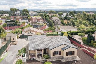 Chalet  C turó gros. Casa en una planta con piscina