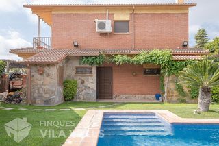 Xalet  C oreneta. Casa independiente con piscina y gran zona exterior