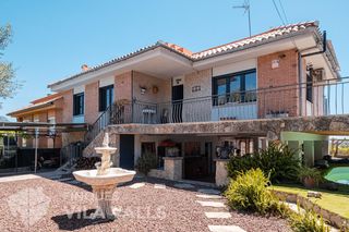 Maison jumelée à Bigues i Riells del Fai. Vivienda a 3 vientos con piscina, placas solares y entorno natur