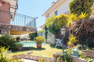 Casa aparellada a Bigues i Riells del Fai. Vivienda a 3 vientos con piscina, placas solares y entorno natur