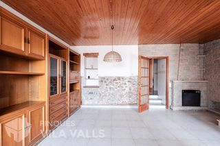 Maison jumelée  Catalunya. Casa de pueblo con solar urbano independiente en el corazón de s