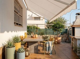 Casa aparellada  Miguel hernandez. Casa adosada con patio, barbacoa y garaje para dos coches en zon
