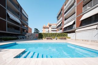Flat  Pizarro. Luminoso piso seminuevo con gran terraza, piscina, parking y tra