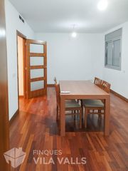 Etagenwohnung  Folch i torras. Piso en planta baja con garaje y ascensor en el centro de caldes