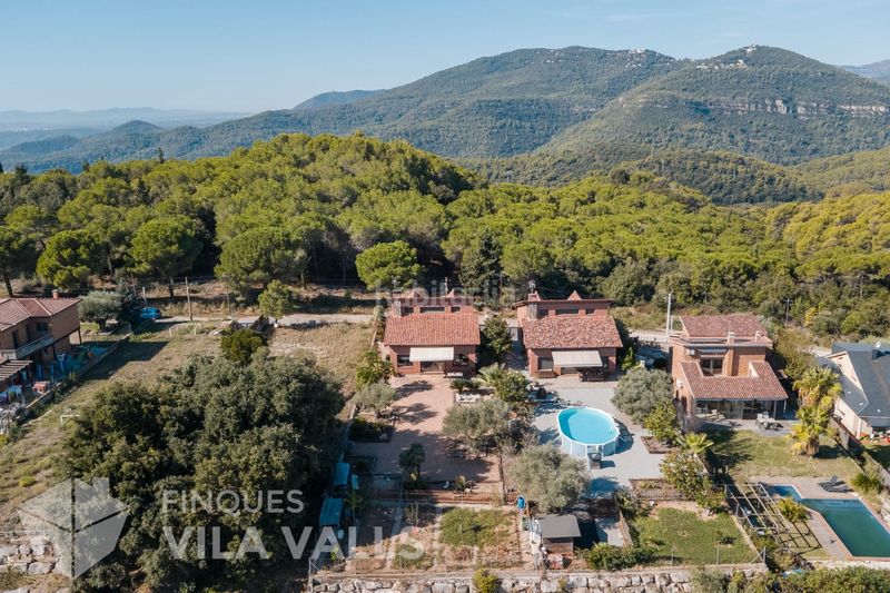 Foto 2d4b4dde-cacf-410f-8998-df1ffcb6ce47. Chalet casa unifamiliar con vistas panorámicas, jardín y grandes posibilidades en Bigues i Riells del Fai
