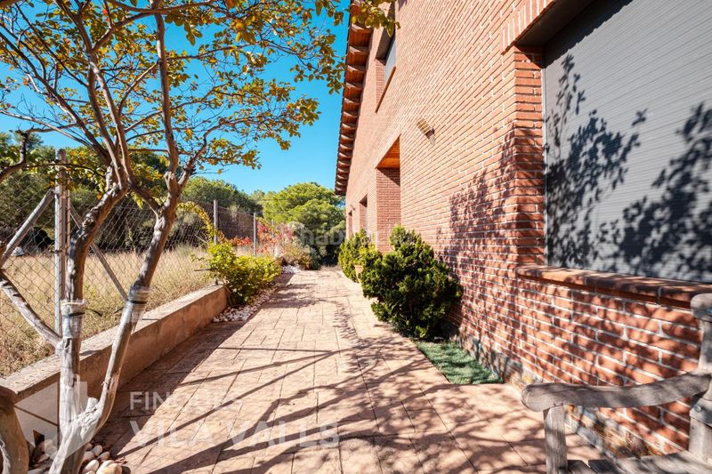 Foto 46495272-0adf-4c99-bad4-db6b8a5cc177. Chalet casa unifamiliar con vistas panorámicas, jardín y grandes posibilidades en Bigues i Riells del Fai
