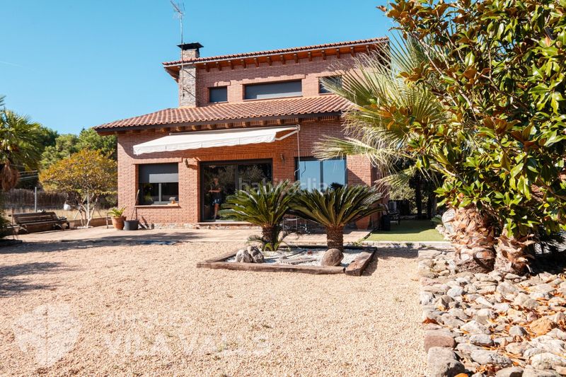 Foto bc2adf9b-3f71-410a-90aa-57e6fc666b8f. Chalet casa unifamiliar con vistas panorámicas, jardín y grandes posibilidades en Bigues i Riells del Fai