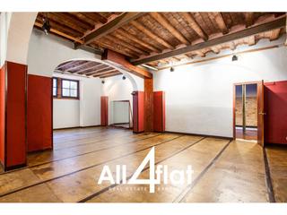 Lloguer Local Comercial  Nou de sant francesc. Local con amplios espacios de 250m2 en ciutat vella, 2 aseos con