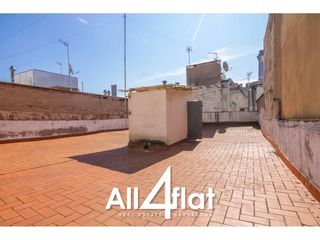 Rent Flat  Calle sant josep oriol. Exclusivo piso reformado en el corazón de barcelona  listo para