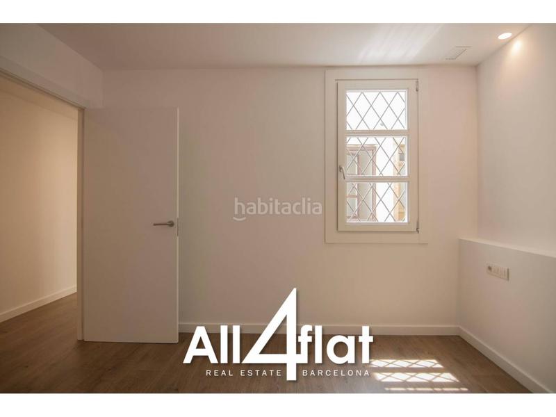 Foto 0b6c880c-5ccf-4e6a-8887-aff8a1773d18. Ático  reformado en venta con balcón amplio y 3 habitaciones listo para entrar a vivir en Barcelona