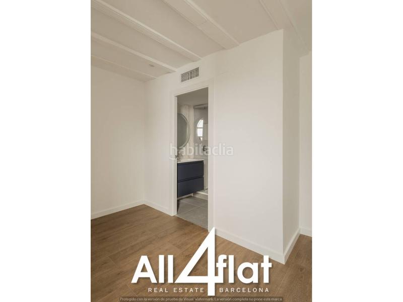 Foto 1271b7a0-cc49-481c-8cec-4e77cb829d95. Ático  reformado en venta con balcón amplio y 3 habitaciones listo para entrar a vivir en Barcelona