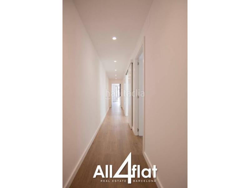 Foto 16e5d4ed-599e-4593-9f28-e85e5dc5c05e. Ático  reformado en venta con balcón amplio y 3 habitaciones listo para entrar a vivir en Barcelona