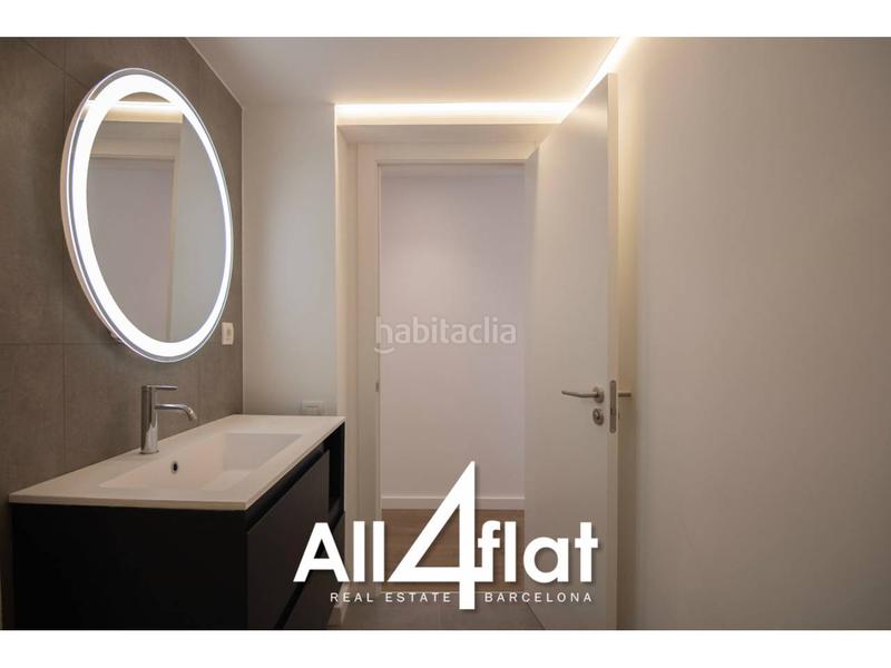 Foto 16f755d1-ab45-4798-bdb4-4a57bb67783b. Ático  reformado en venta con balcón amplio y 3 habitaciones listo para entrar a vivir en Barcelona