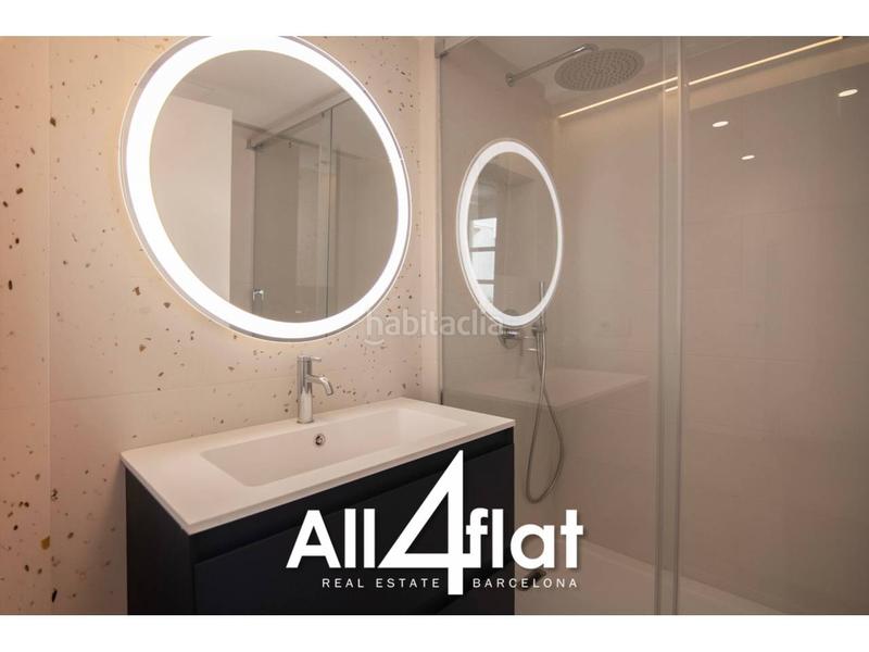 Foto 264c1b9c-3928-48f4-bd82-c1e3a02bb3de. Ático  reformado en venta con balcón amplio y 3 habitaciones listo para entrar a vivir en Barcelona
