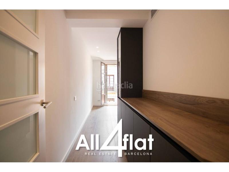 Foto 27e6598a-5e1c-4a49-bb25-a9cee7652a0b. Ático  reformado en venta con balcón amplio y 3 habitaciones listo para entrar a vivir en Barcelona