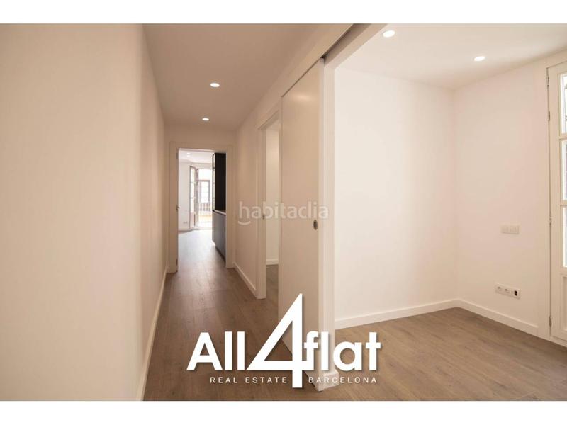 Foto 3f3d53d5-1065-478c-8aff-84b5785fa8c8. Ático  reformado en venta con balcón amplio y 3 habitaciones listo para entrar a vivir en Barcelona