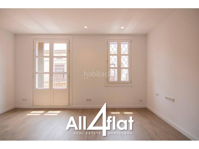 Foto 5641501c-72fb-4fd3-9a4e-ce82221c51a0. Ático  reformado en venta con balcón amplio y 3 habitaciones listo para entrar a vivir en Barcelona