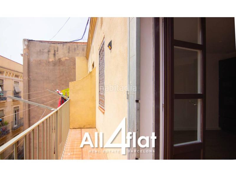 Foto 96637c44-4355-49bc-bd1c-8a929a9c6fa1. Ático  reformado en venta con balcón amplio y 3 habitaciones listo para entrar a vivir en Barcelona