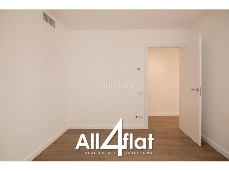 Foto bbafb3ba-e401-40d5-b0a8-f8be7a5f55d1. Ático  reformado en venta con balcón amplio y 3 habitaciones listo para entrar a vivir en Barcelona