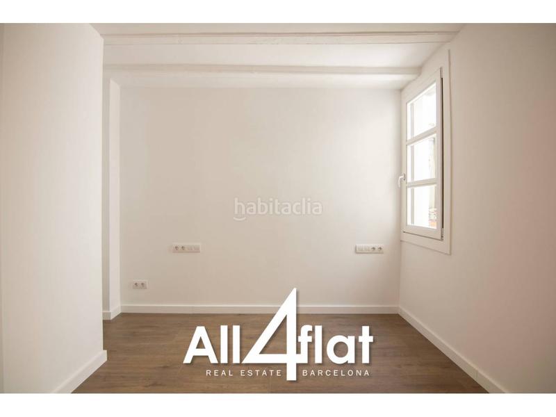 Foto d0555d7b-dfc6-4f69-bbd2-bfb6efd04e1b. Ático  reformado en venta con balcón amplio y 3 habitaciones listo para entrar a vivir en Barcelona