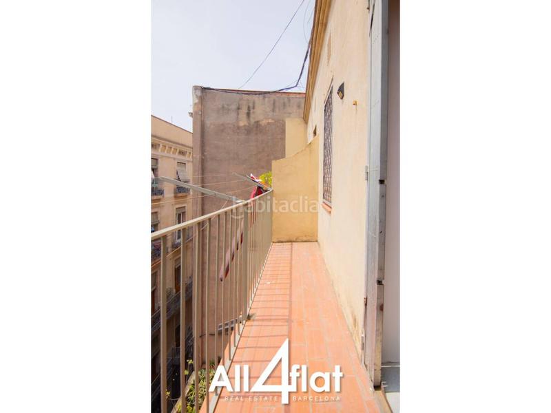 Foto d8a58b18-a362-45aa-9205-5dd27632d66b. Ático  reformado en venta con balcón amplio y 3 habitaciones listo para entrar a vivir en Barcelona