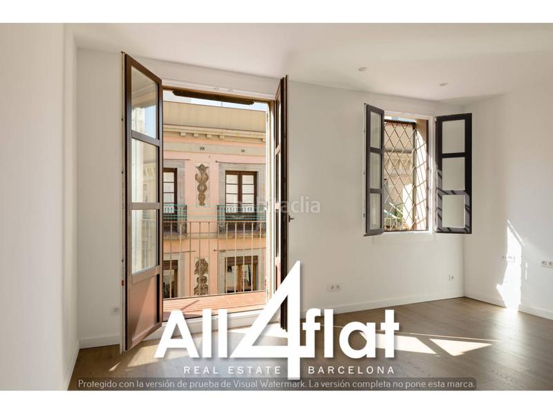 Foto d97bed23-feaf-41ce-8906-adee5380e6b8. Ático  reformado en venta con balcón amplio y 3 habitaciones listo para entrar a vivir en Barcelona