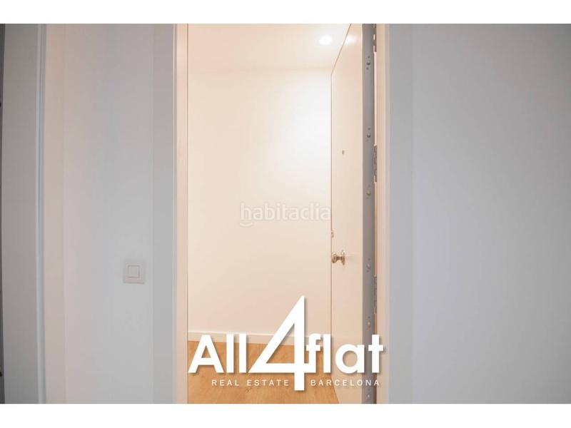 Foto dc5ee5de-1798-4d1f-bb53-eddad26d376a. Ático  reformado en venta con balcón amplio y 3 habitaciones listo para entrar a vivir en Barcelona