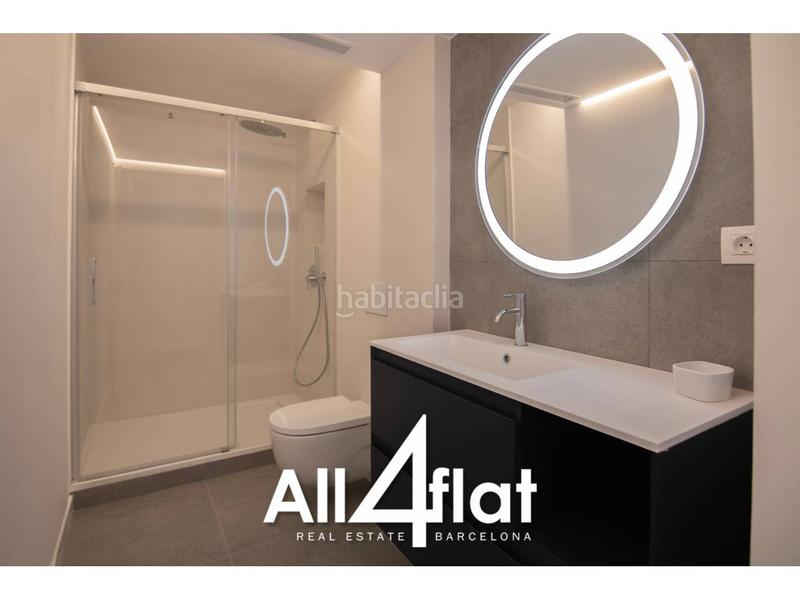 Foto e37c88f0-e397-4a8d-88ae-39583adbc71f. Ático  reformado en venta con balcón amplio y 3 habitaciones listo para entrar a vivir en Barcelona
