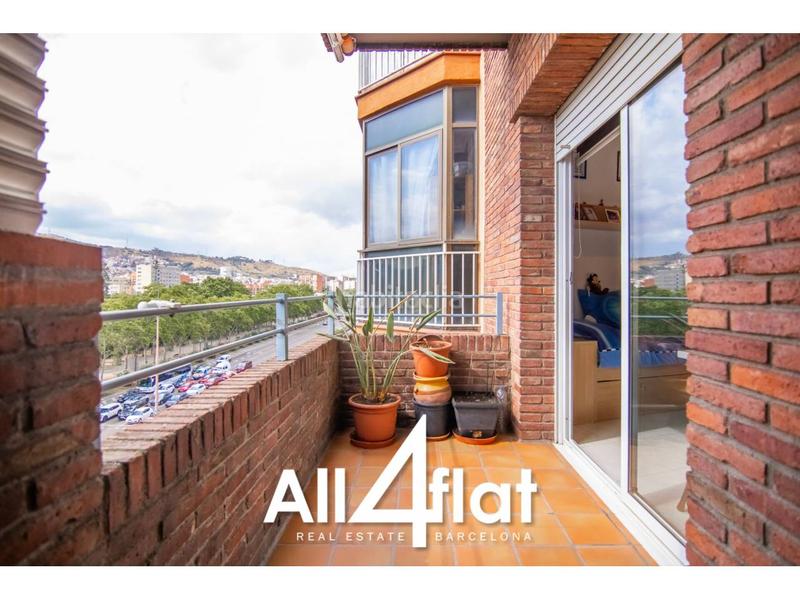 Foto c0e983bc-f2c7-43db-b1a3-22700899ff76. Dúplex amb calefacció a Sant Andreu de Palomar Barcelona