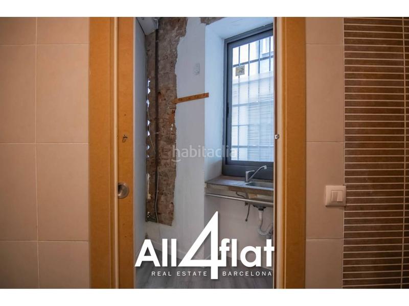 Foto 53c5f5ea-51d2-4029-924a-7f6c4ebeb50c. Alquiler local comercial venta de local comercial en el Raval capital en Barcelona