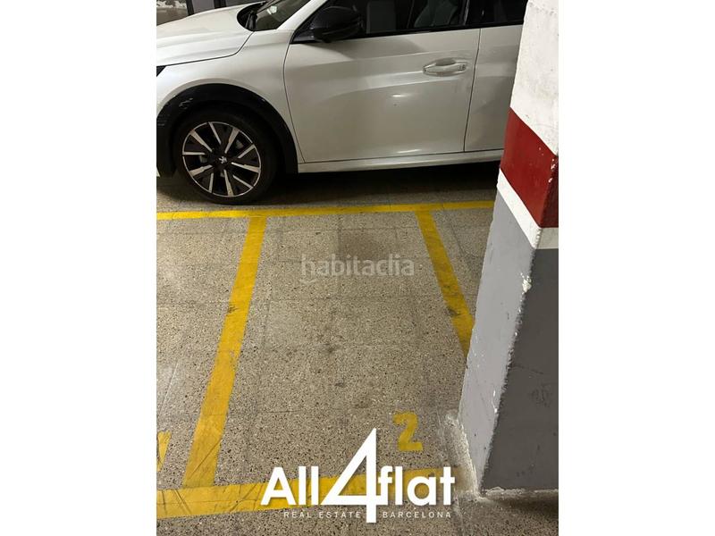 Foto 5a2c94b8-f4a8-4fc0-bcab-330382413d31. Parking coche parking para moto funcional y accesible en el poblesec en Barcelona