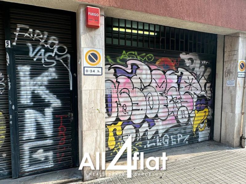 Foto f5d67c50-e29a-451d-91a8-ae82b475600a. Parking coche parking para moto funcional y accesible en el poblesec en Barcelona