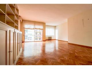 Lloguer Pis  Paris. Piso de 126 m2 con dos balcones, 3 habitaciones, 2 baños complet