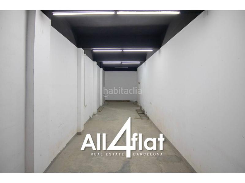 Foto e82f1ba0-4a6f-45c9-a9e9-7a00a26270bb. Alquiler local comercial amplio local en planta baja en zona comercial dEl Clot en Barcelona