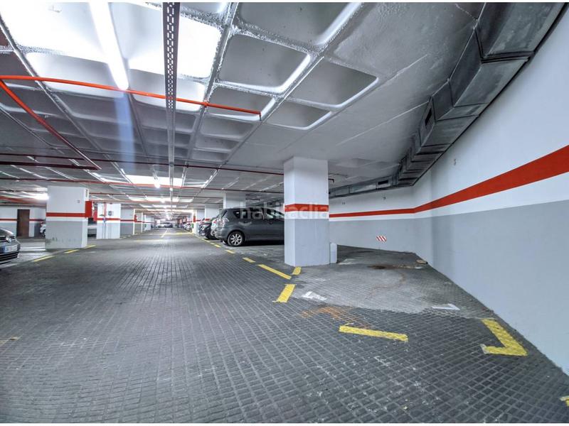 Foto d66bfd76-01ce-4e46-8e97-7f0bc70361b1. Parking voiture dans L´Antiga Esquerra de l´Eixample Barcelona