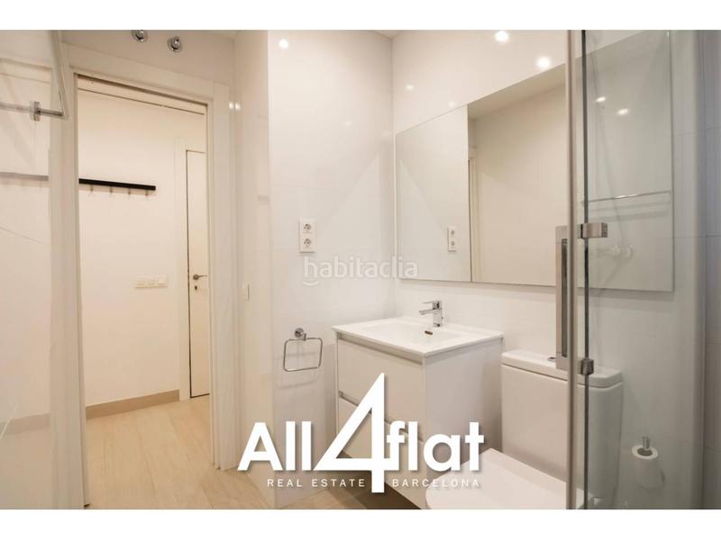Foto 4e1346e6-8ce9-43b1-96eb-d7446737f883. Alquiler piso moderno y soleado apartamento reformado en la Barceloneta con balcón y vistas cercanas al paseo marítimo en Barcelona