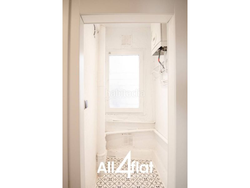 Foto bc40a389-e759-42c2-a70f-f19271f76ca6. Pis a Raval Barcelona