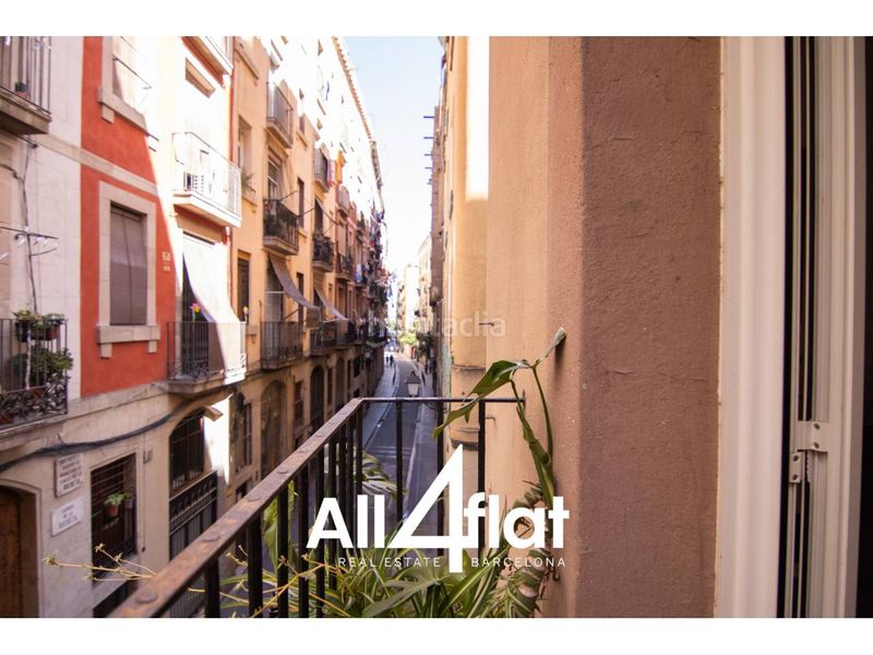 Foto 09256a7c-262c-43f3-8d15-1306da3137f8. Pis a Raval Barcelona