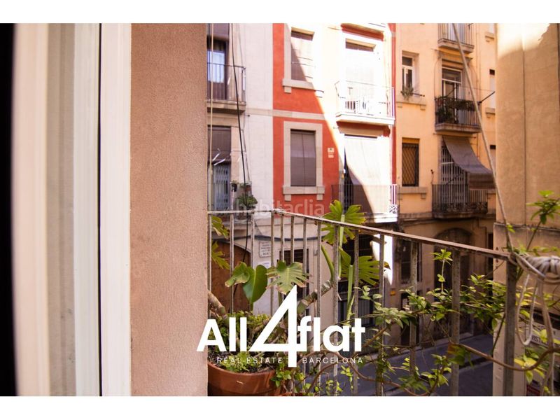 Foto a349aa28-d787-4cfb-8627-c3f465d8300e. Pis a Raval Barcelona